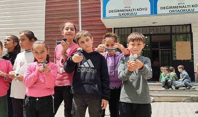 Bitlis'in o köyünde çocuklar kendi yaptıkları topaçlarla yarıştı