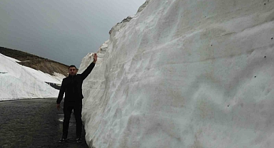 Bitlis'te bulunana Nemrut Dağın da Mayıs'ta kar kalınlığı 5 metre