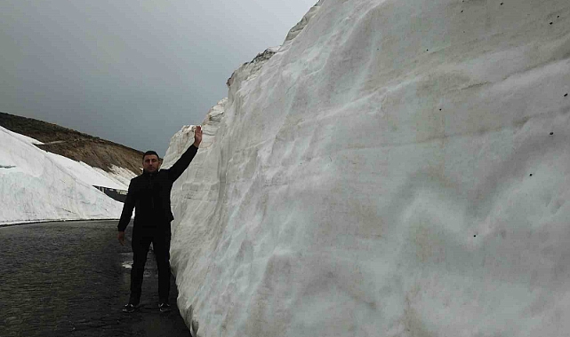 Bitlis'te bulunana Nemrut Dağın da Mayıs'ta kar kalınlığı 5 metre