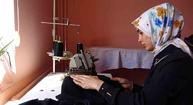 Bitlis'te kadınlar diktikleri elbiselerle aile ekonomisine destek oluyor