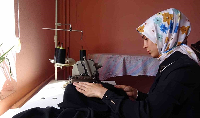 Bitlis'te kadınlar diktikleri elbiselerle aile ekonomisine destek oluyor