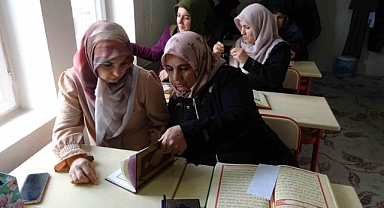 Bitlis'te kadınlar Kur'an-ı Kerim öğreniyor