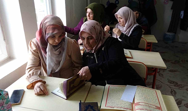 Bitlis'te kadınlar Kur'an-ı Kerim öğreniyor