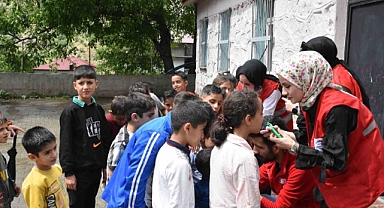 Bitlis'te köy çocukları Kızılay gönüllüleriyle doyasıya eğlendi