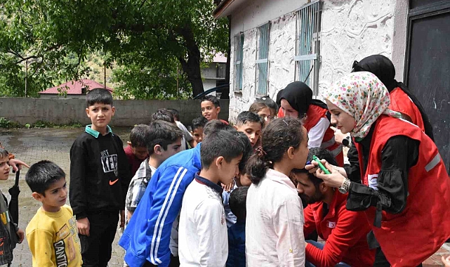 Bitlis'te köy çocukları Kızılay gönüllüleriyle doyasıya eğlendi