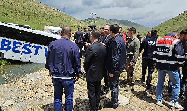 Bitlis'te yolcu otobüsü dereye yuvarlandı: 5 yaralı