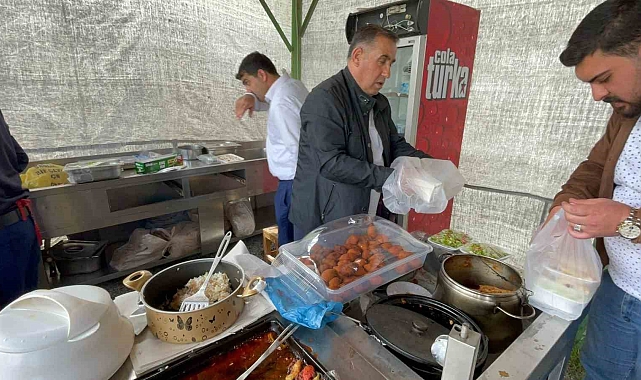 Bitlis'in Tatvan ilçesinde öğrenciler için "hayır çarşısı" kuruldu