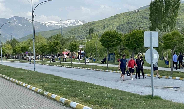 Bitlisliler güneşin tadını çıkardı