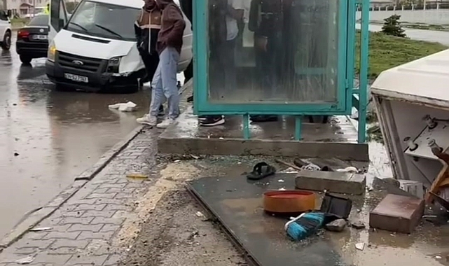 Bitlis'te minibüs kaldırımda yürüyen yayaların arasına daldı: 1 ölü, 2 yaralı