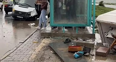 Bitlis'te minibüs kaldırımda yürüyen yayaların arasına daldı: 1 ölü, 2 yaralı