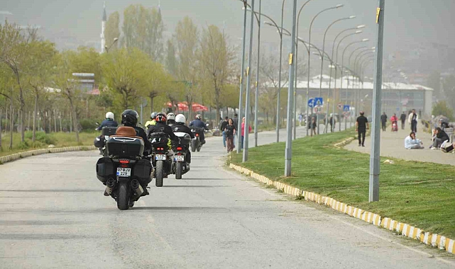 Bitlis'te Motor tutkunları sahil turu yaptı