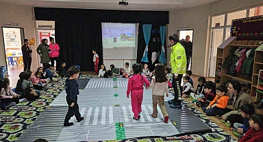 Bitlis'te polisler anaokulu öğrencilerini trafik hakkında bilgilendirdi