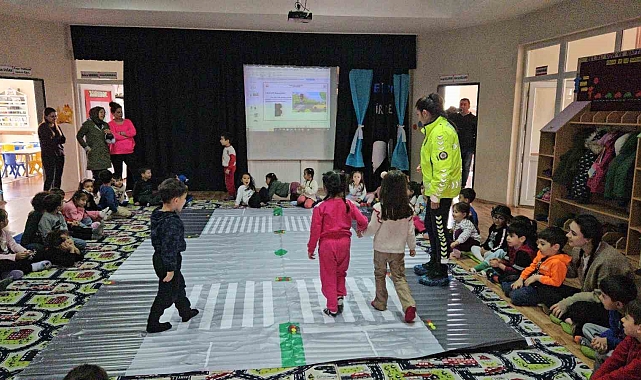 Bitlis'te polisler anaokulu öğrencilerini trafik hakkında bilgilendirdi
