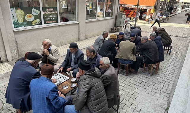 Bu kahvehanede 7'den 70'e herkes satranç oynuyor