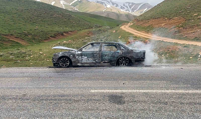 Çatak'ta seyir halindeki otomobil yandı