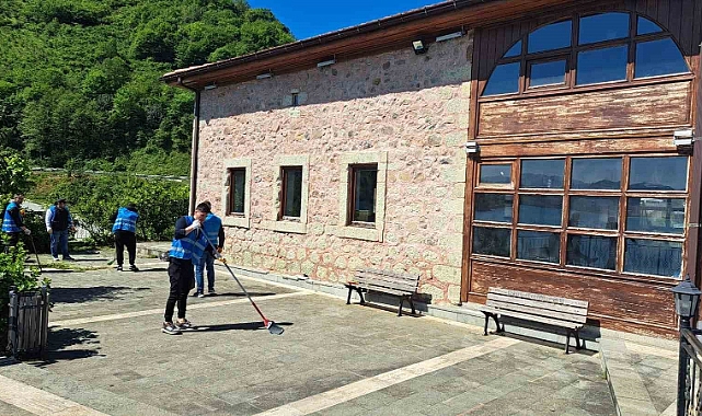 Cezalarını camileri ve mezarlıkları temizleyerek çekiyorlar