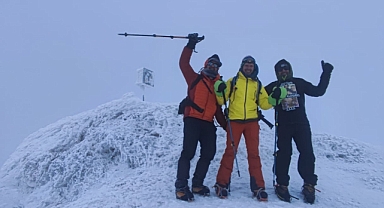 Dağcılar, eksi 37 derecede 1 Mayıs İşçi Bayramı'nı Ağrı Dağı'nın zirvesinde kutladı (Videolu Haber)