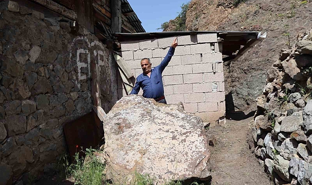 Dağdan kopan kayalar korkutuyor
