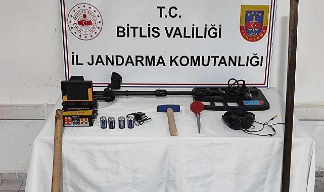 Defineciler Fotokapana Yakalandılar
