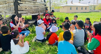 Doğubayazıt Kızılay Gönüllülerinden kitap okuma etkinliği