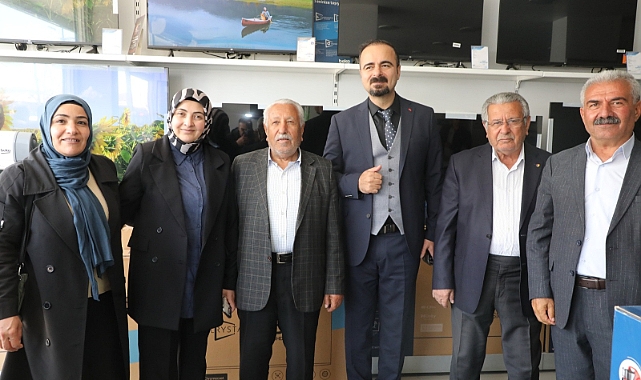 Erciş Belediyesi Eş Başkanları Güler Temel ve Baran Bilici Esnaf ve Vatandaşları Ziyaret Etti.