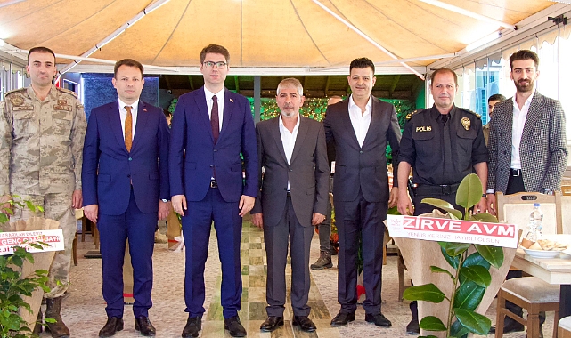 Erciş Kaymakamı İşyeri Açılışına Katıldı
