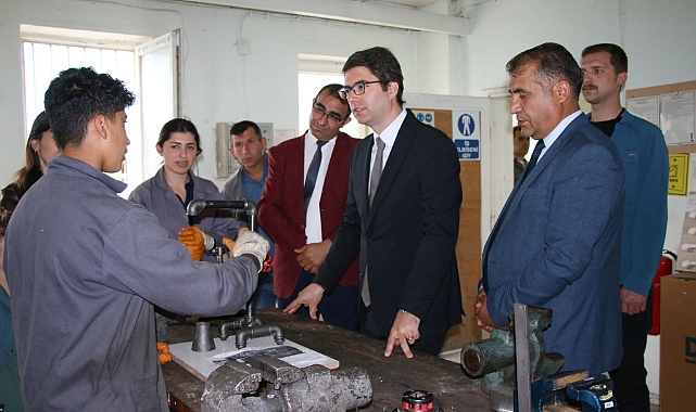 Erciş Kaymakamı Murat Karaloğlu Mehmet Murat İşler Mesleki ve Teknik Anadolu Lisesini Ziyaret Etti