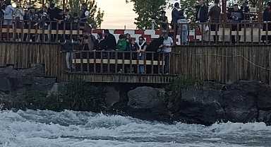 Erciş'te İnci kefalinin zorlu göçü başladı