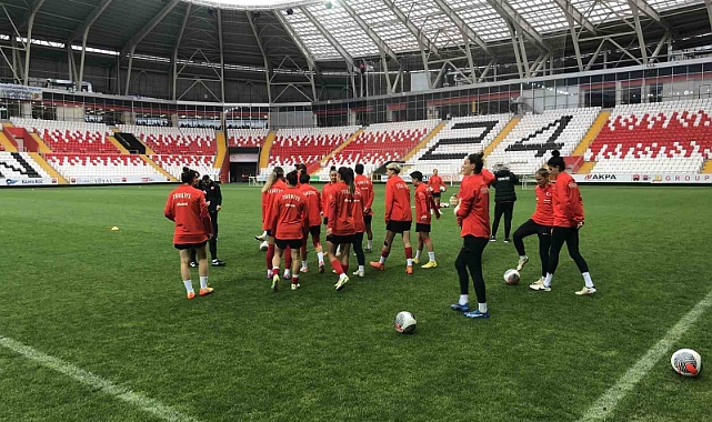 Erzincan A Milli Kadın Futbol Takımını ağırlıyor