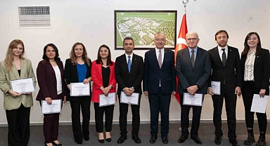 Erzincan Binali Yıldırım Üniversitesi Rektörü Akın Levent, KAP kapsamında emeği geçenlere teşekkür belgesi takdim etti