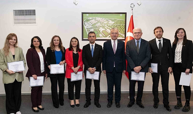 Erzincan Binali Yıldırım Üniversitesi Rektörü Akın Levent, KAP kapsamında emeği geçenlere teşekkür belgesi takdim etti