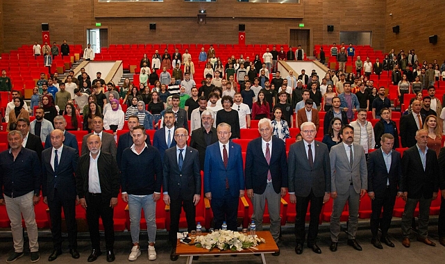 Erzincan Binali Yıldırım Üniversitesinde "Futbolun Efsaneleri Konuşuyor" paneli düzenlendi