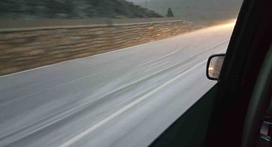 Erzincan'da dolu yağışı yollar beyaza büründü