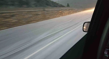 Erzincan'da dolu yağışı yollar beyaza büründü