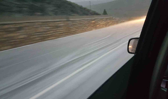 Erzincan'da dolu yağışı yollar beyaza büründü
