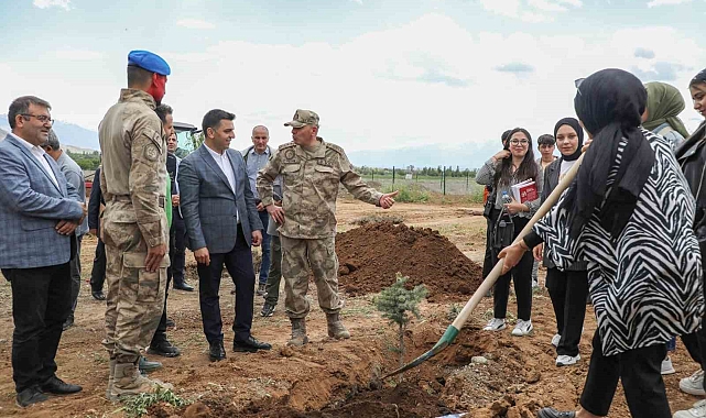 Erzincan'da fidanlar toprakla buluştu