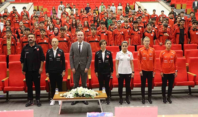 Erzincan'da "Türkiye'de Kadın Futbolunun Gelişimi ve Sunduğu Fırsatlar" paneli düzenlendi