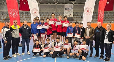 Erzincanlı badmintoncular küçükler badminton grup birincisi oldu