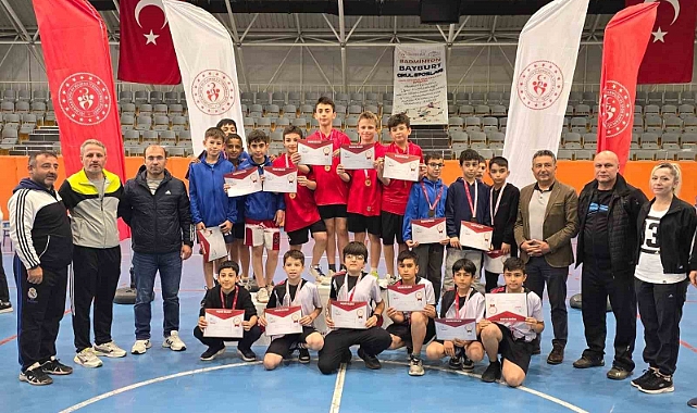 Erzincanlı badmintoncular küçükler badminton grup birincisi oldu