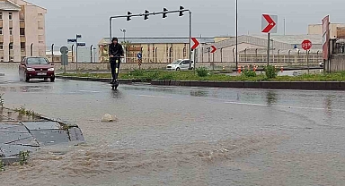 Erzurum'da sağanak yağış hayatı olumsuz etkiledi