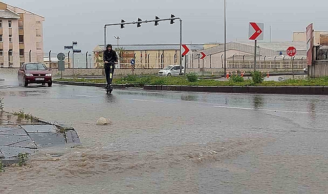 Erzurum'da sağanak yağış hayatı olumsuz etkiledi
