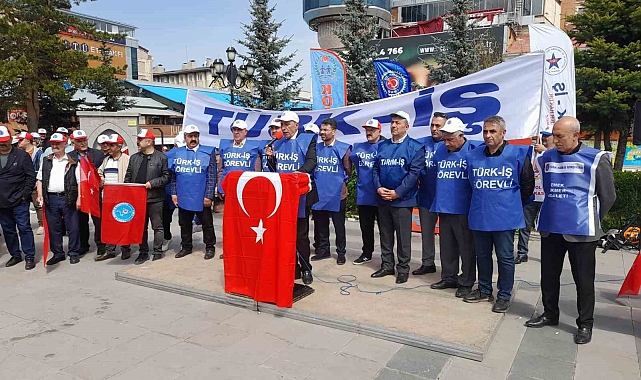 Erzurum Kent Meydanında 1 Mayıs İşçi Bayramı davul zurna eşliğinde kutlandı