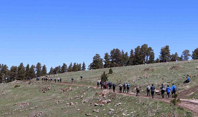 Erzurumlu doğa severler 19 Mayıs için karlı dağlarda yürüdüler