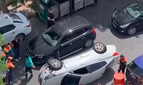 Esenyurt’ta araçlara çarparak yan yatan alkollü sürücünün kullandığı araç kamerada