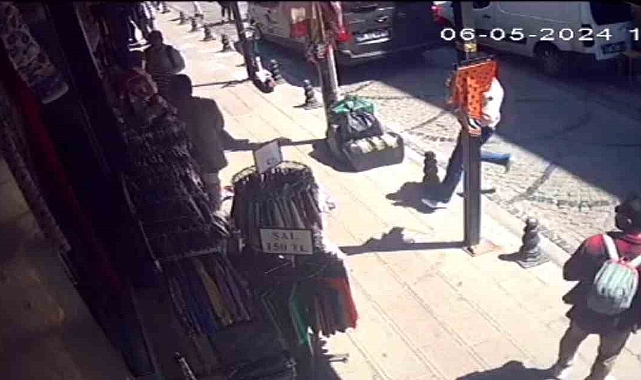 Fatih’te kendisinden alışveriş yapmayan turisti bıçaklayıp kaçtı: O anlar kamerada
