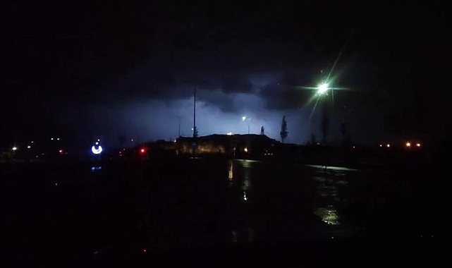 Gece Van Semaları Şimşeklerle Aydınlandı