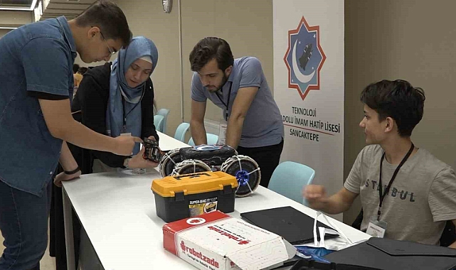 Gençler, bayramlarını robotlarını yarıştırarak kutladı