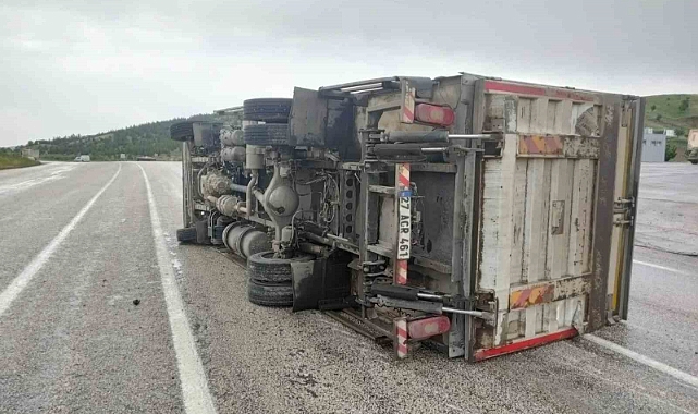 Gölbaşı’nda kamyon devrildi