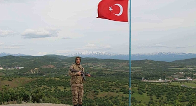 Bingöllü kadın gündüz evde anne, akşam vatan nöbetinde