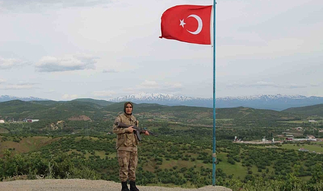 Bingöllü kadın gündüz evde anne, akşam vatan nöbetinde